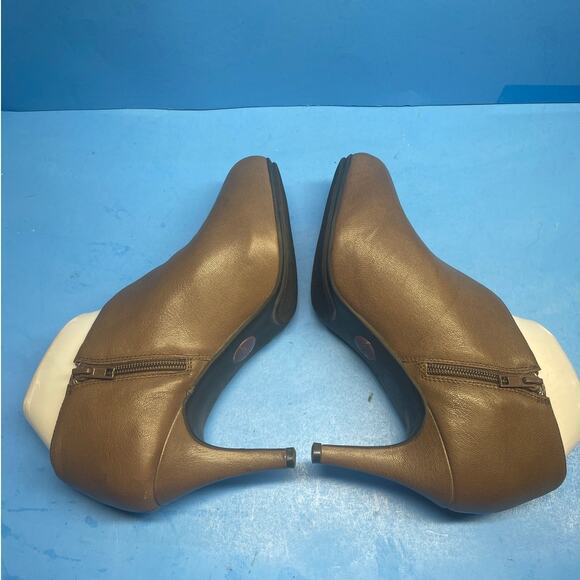 Me Too Megan Brown Leather Ankle Bootie Women's size 8 3" Heel - Picture 7 of 10
